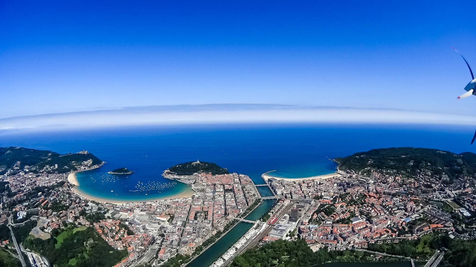 Litoral donostiarra desde la cola de la avioneta.