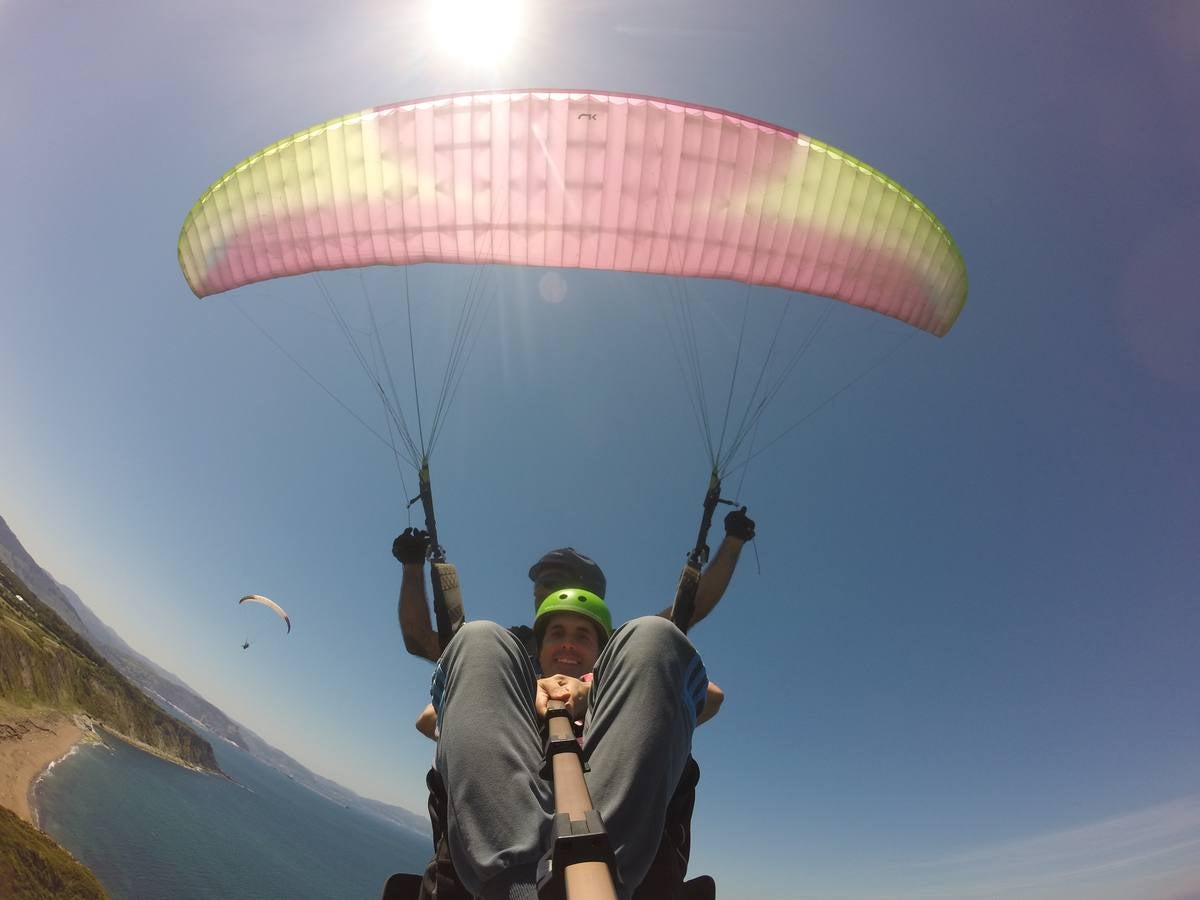 Nuestro compañero Erlantz Gude practicando parapente en Sopelana.