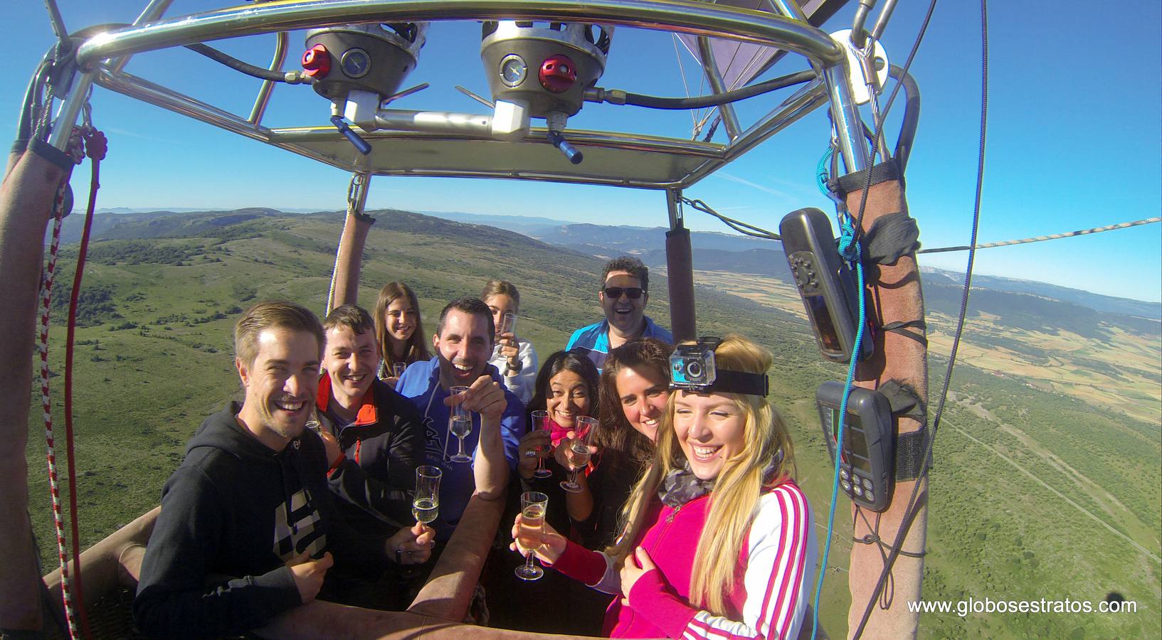 Brindis a bordo durante el recorrido en globo.