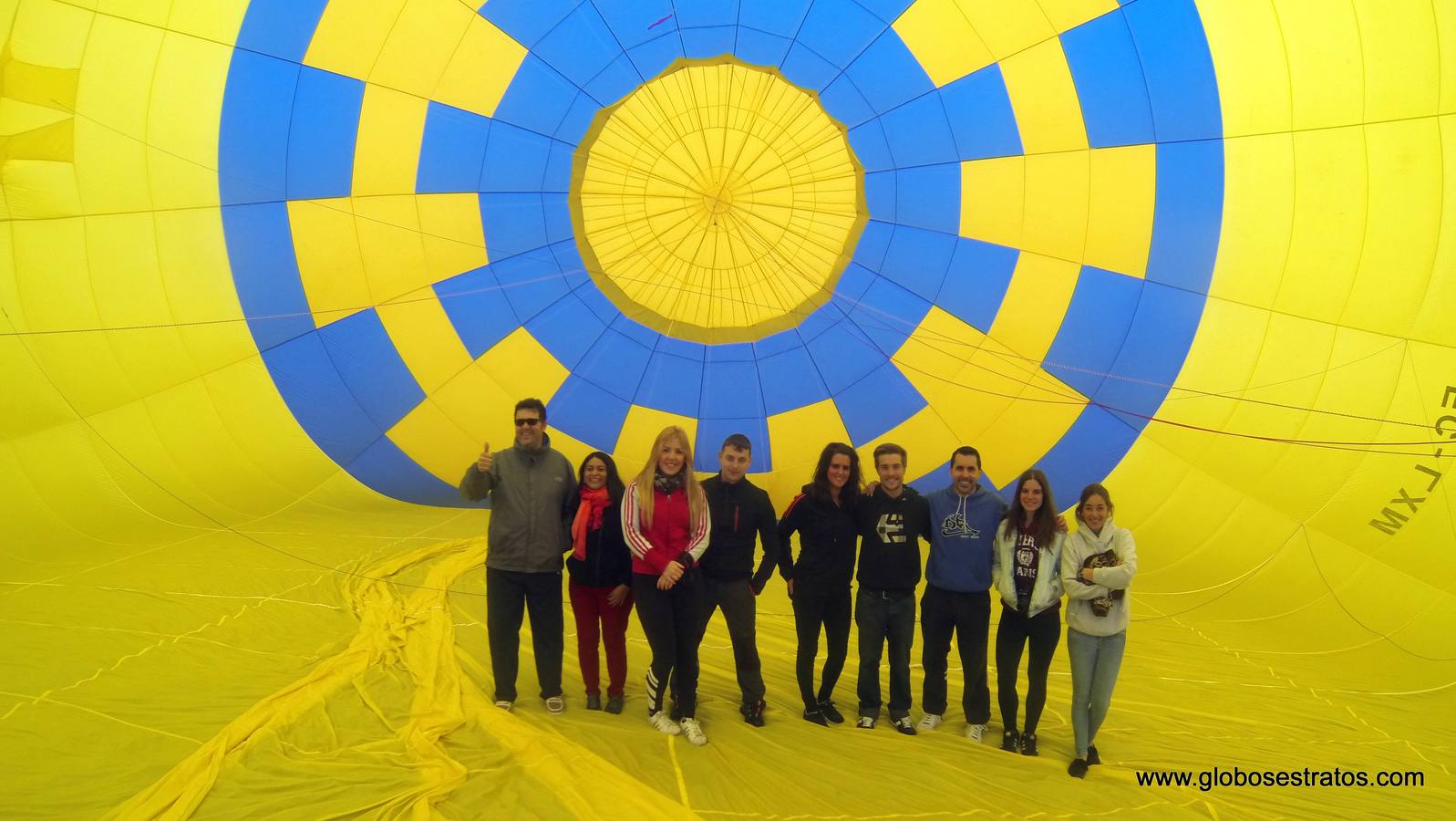 En el interior del globo.