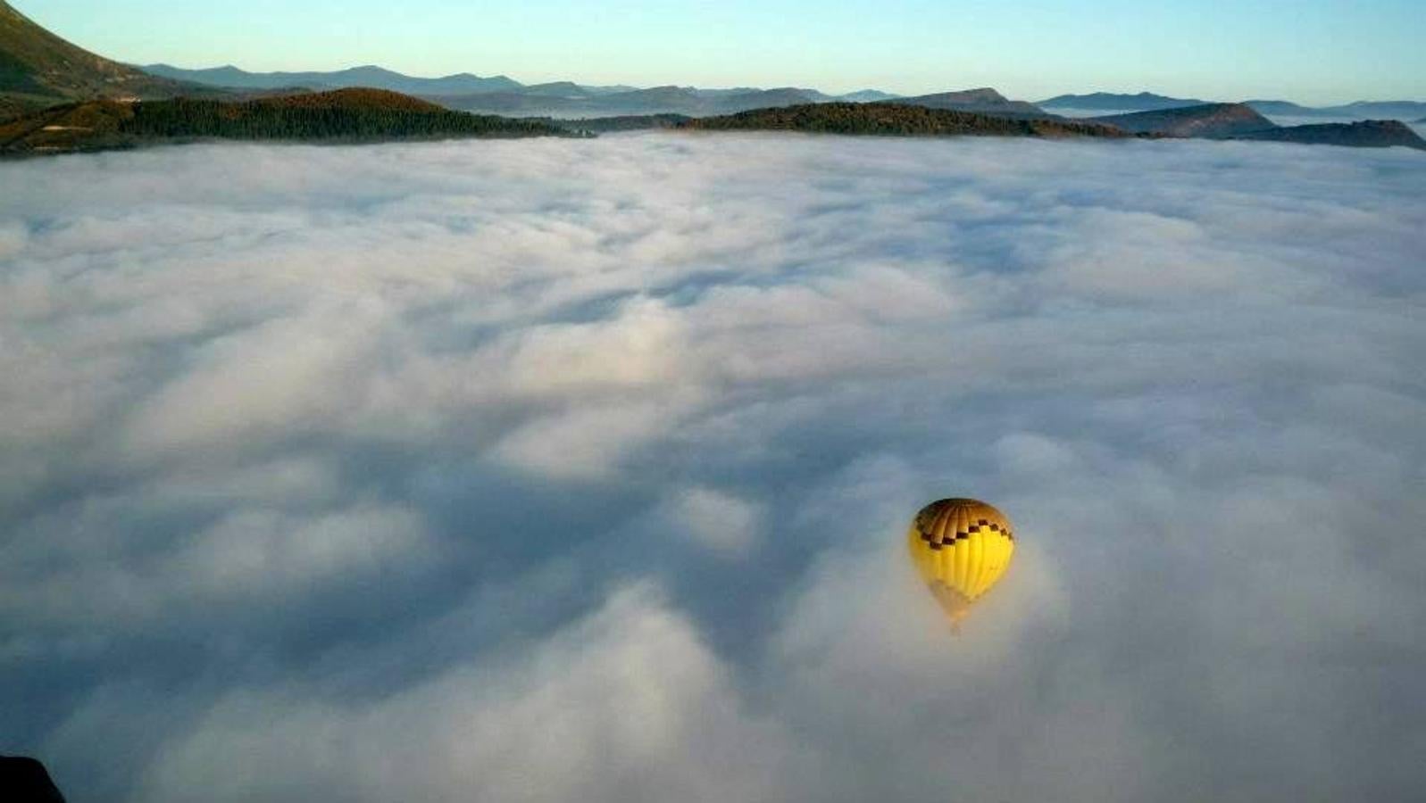 El globo entre nubes.