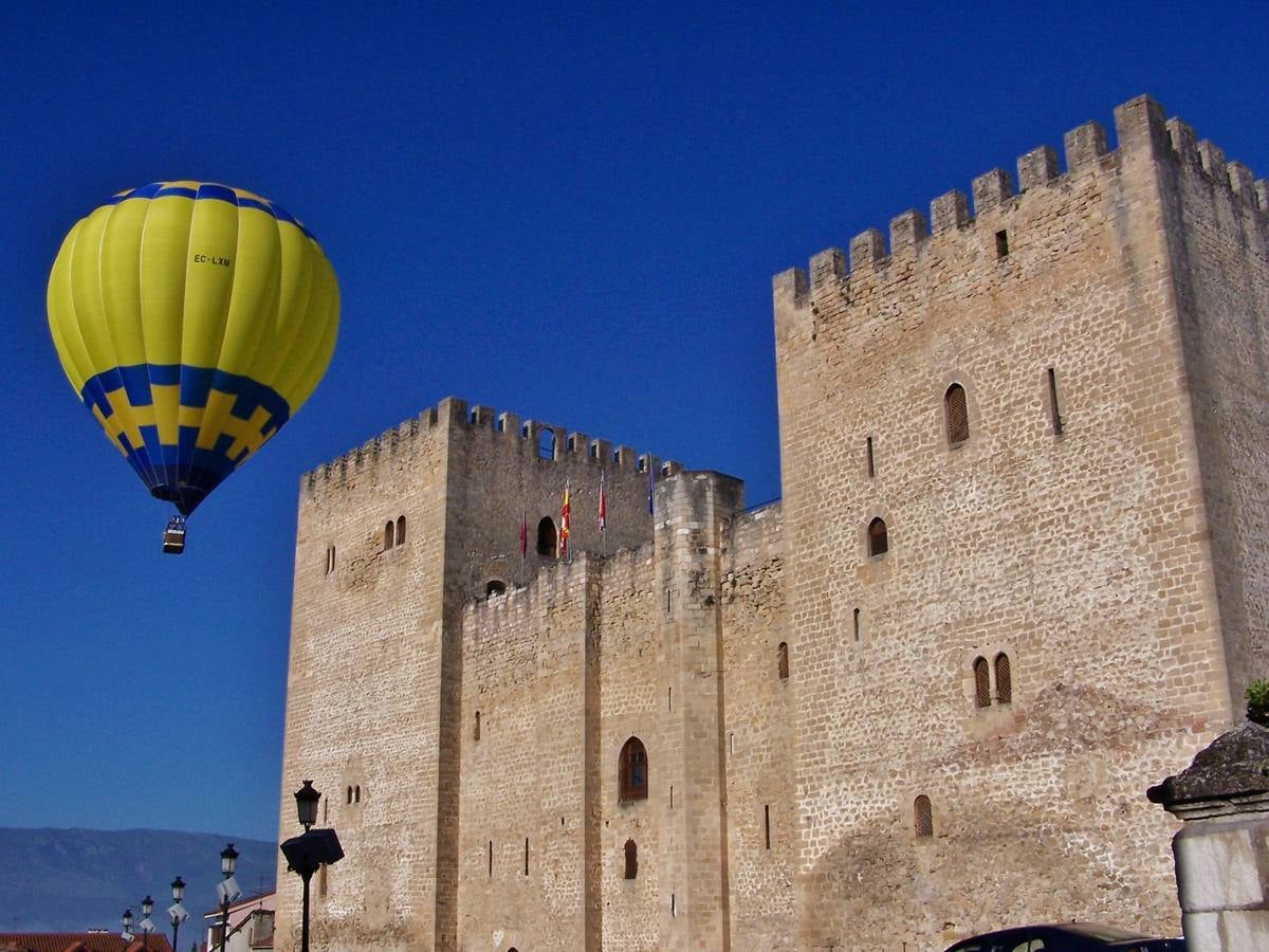 El globo junto al castillo de Medina de Pomar.