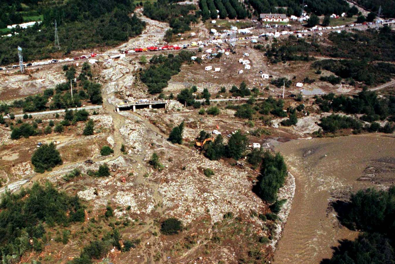 Vistas del terreno que ocupaba el camping de Las Nieves en Biescas, asolado por las inundaciones que causaron 87 muertos