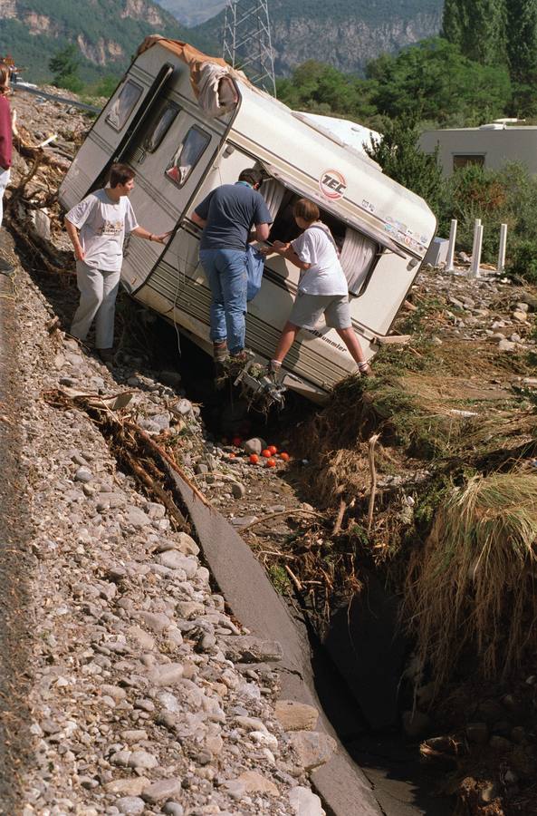 Riada arrasa el camping de "Las Nieves", en Biescas, y causa la muerte a 87 personas: en la imagen, veraneantes, sobrevivientes a la catástrofe, tratan de recuperar sus pertenencias de su caravana
