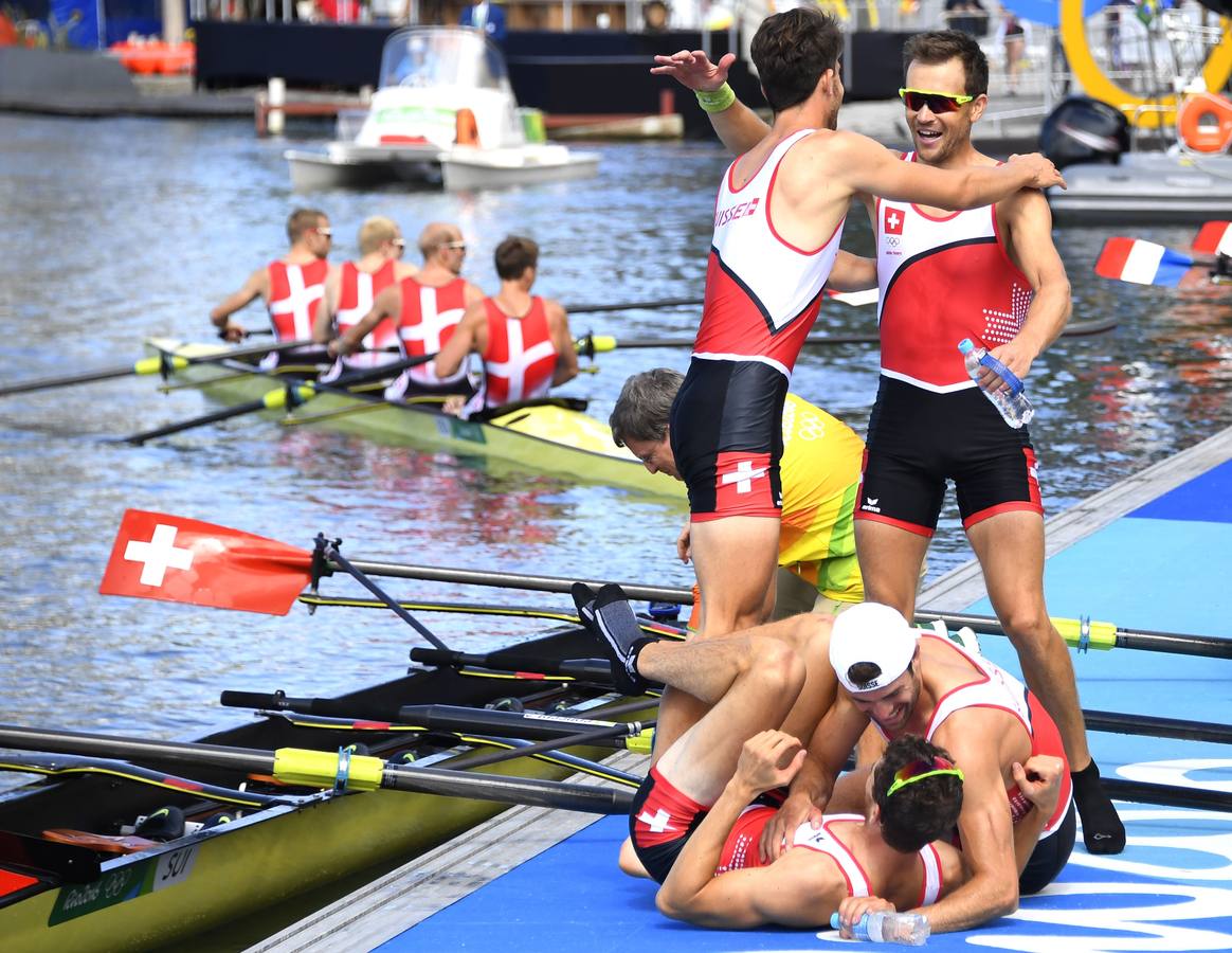 La felicidad de los remeros suizos Mario Gyr, Simon Schuerch, Simon Niepmann y Lucas Tramer.