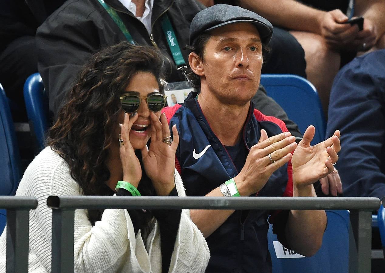 El actor Matthew McConaughey y su mujer Camila Alves vieron el encuentro de baloncesto entre Australia y el TEAM USA.