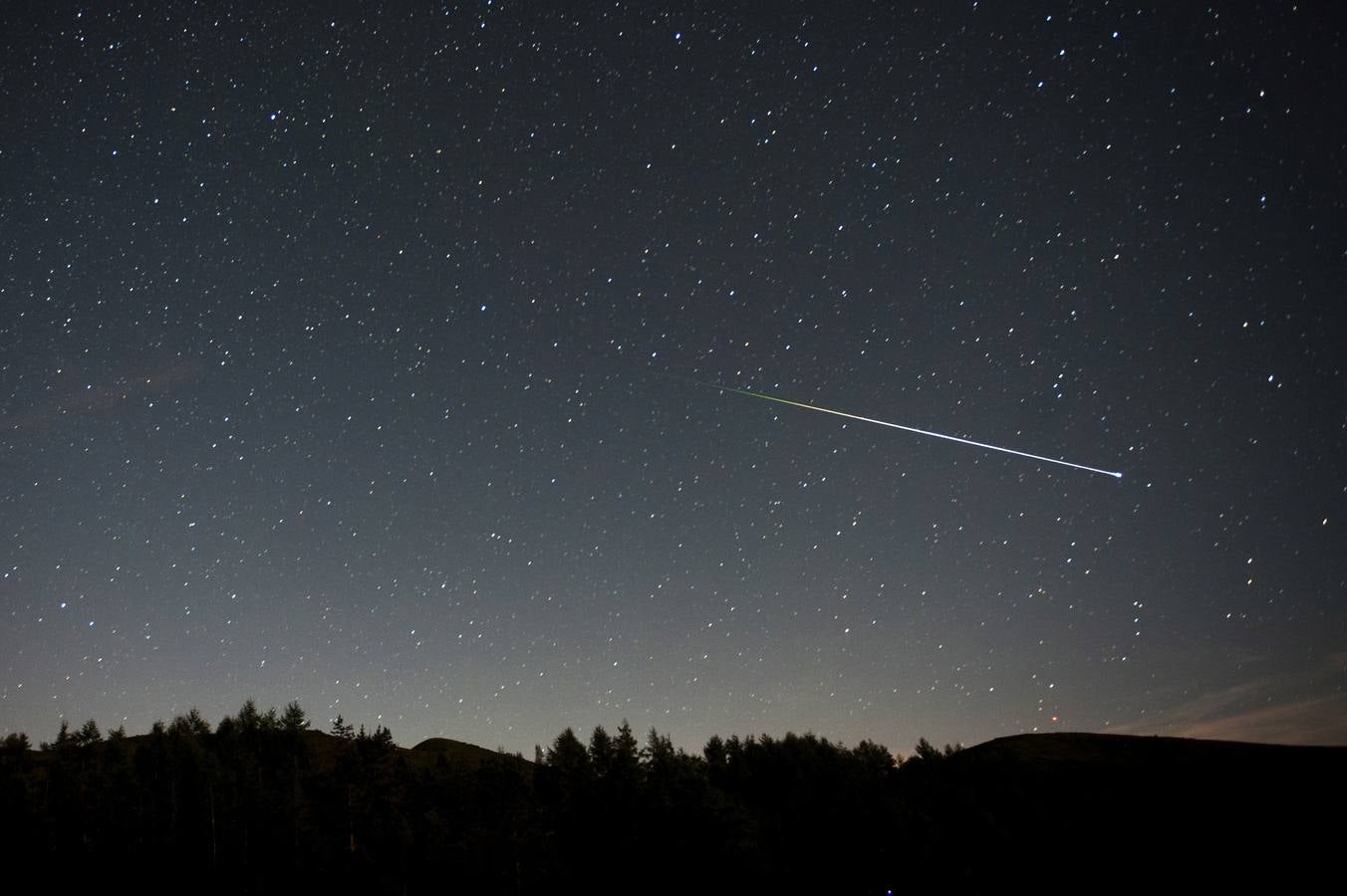 n la foto,una perseida atraviesa esta madrugada el cielo sobre la localidad cántabra de San Miguel de Aguayo.