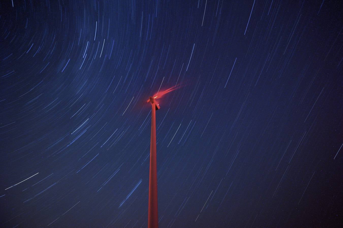 Lluvia de estrellas sobre un molino de viento en el Parque eólico Saint Nikola, en Kavarna, Bulgaria.