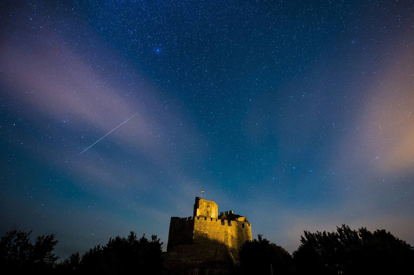 Lluvia de estrellas sobre el castillo de Holloko, situado en un pueblo de montaña considerado Patrimonio Mundial de la Unesco, cerca de Budapest, Hungría.