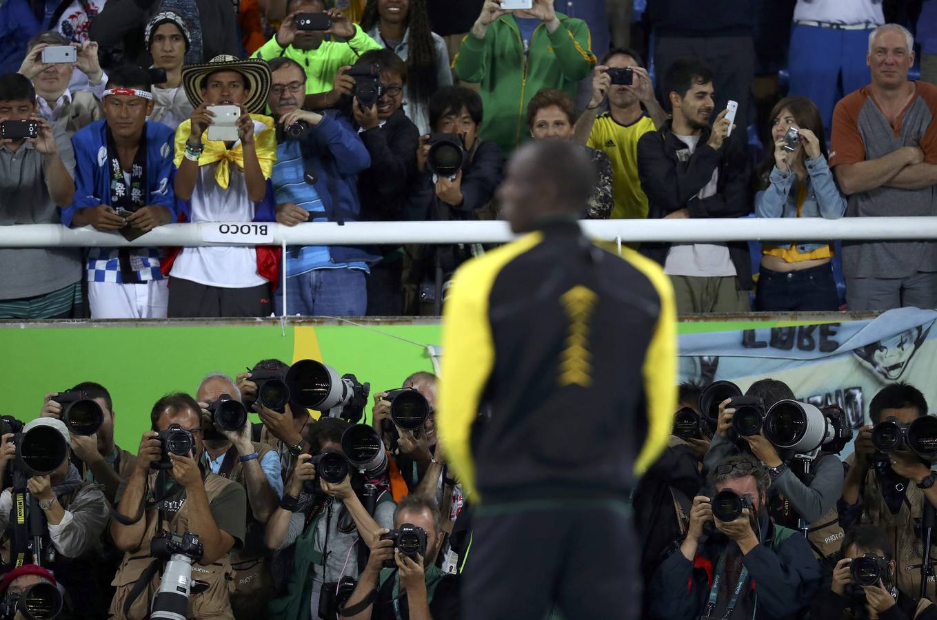 Bolt recibe su medalla de los 100 lisos