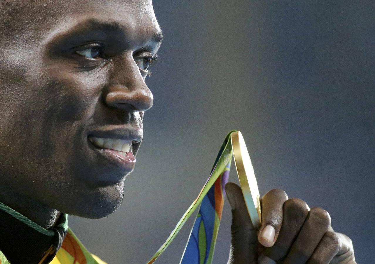 Bolt recibe su medalla de los 100 lisos