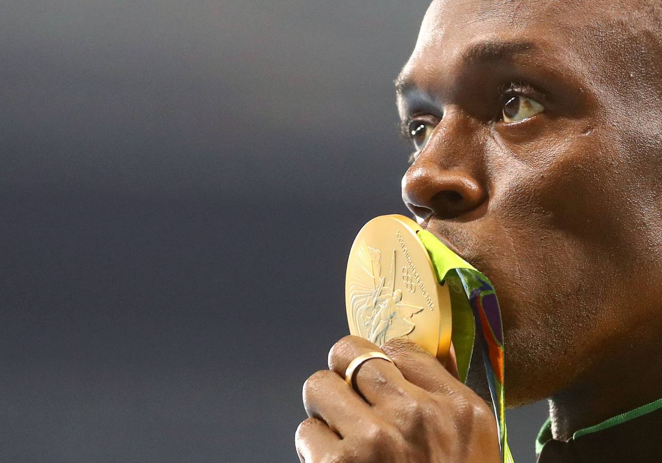 Bolt recibe su medalla de los 100 lisos