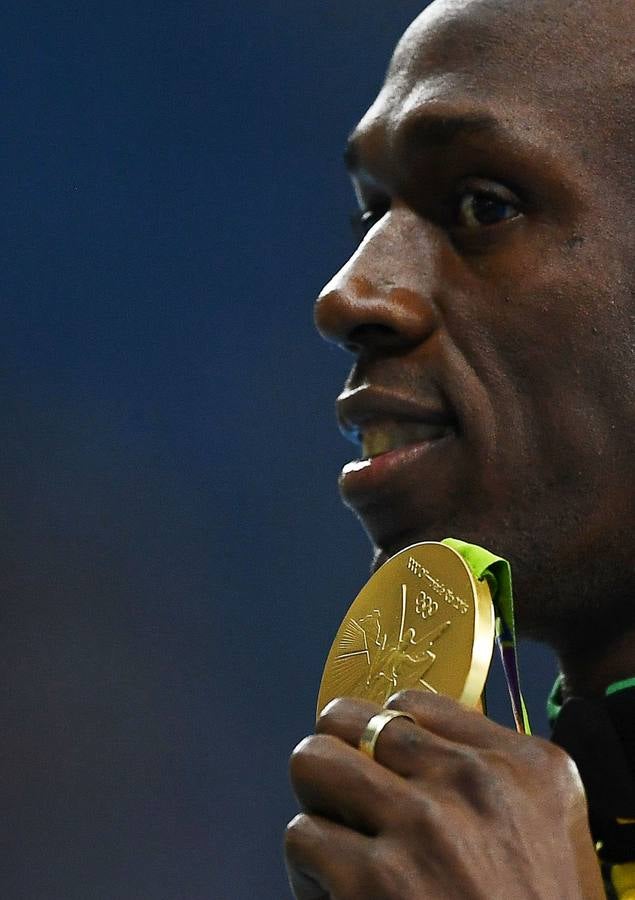 Bolt recibe su medalla de los 100 lisos