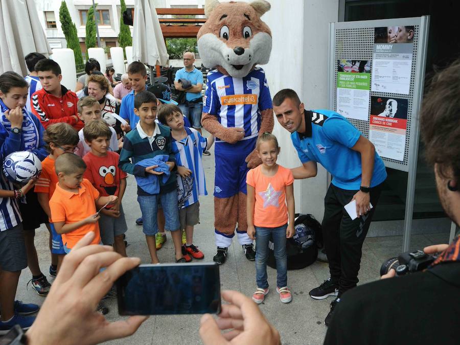 No eres del Alavés si.... no te sacas una foto con el Babazorro