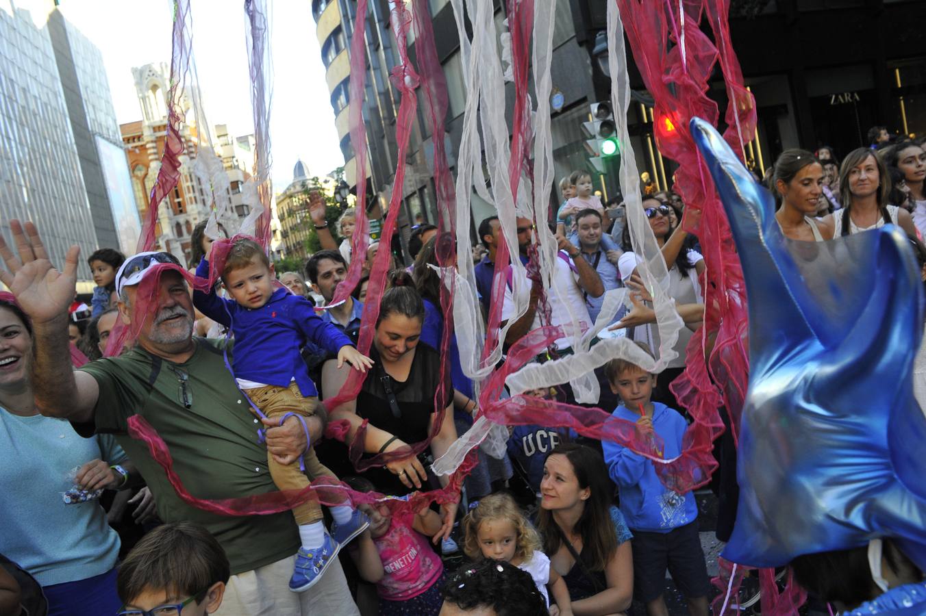 El desfile de la Ballena llena de color Bilbao