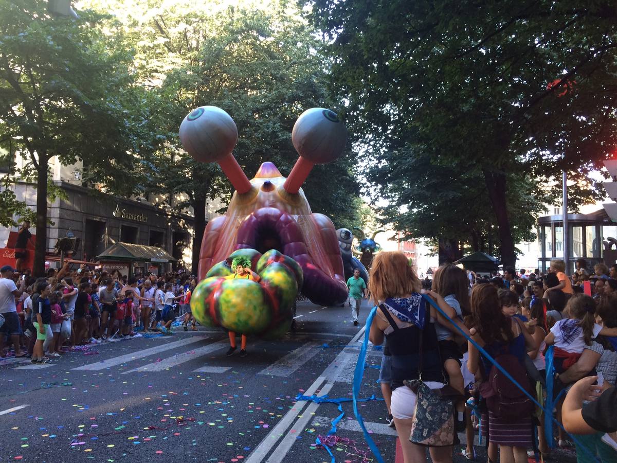 El desfile de la Ballena llena de color Bilbao