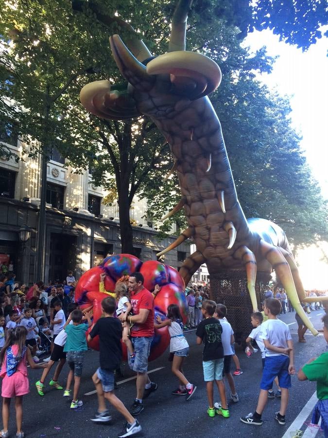 El desfile de la Ballena llena de color Bilbao