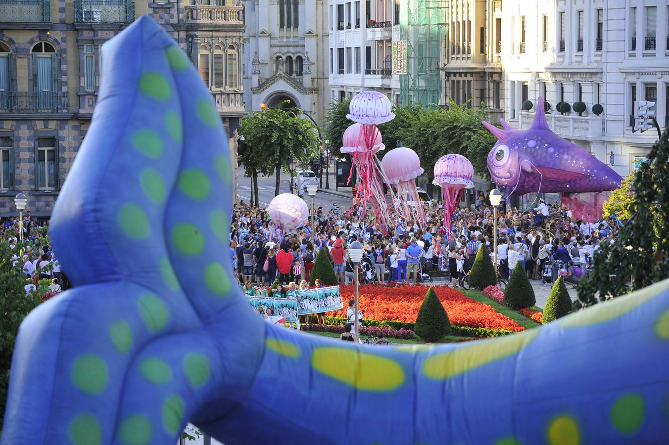 El desfile de la Ballena llena de color Bilbao