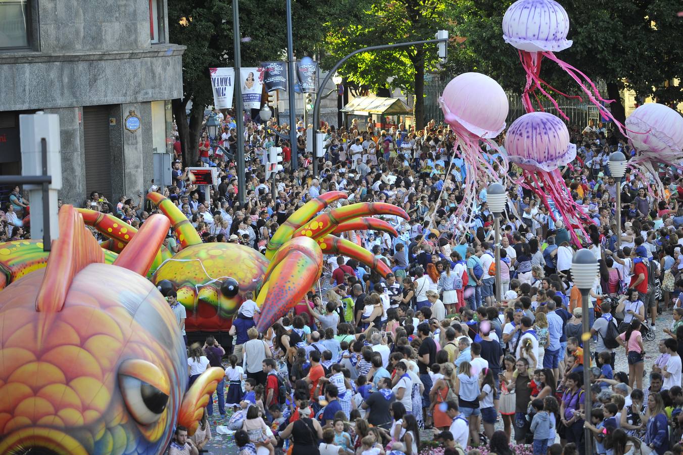 El desfile de la Ballena llena de color Bilbao