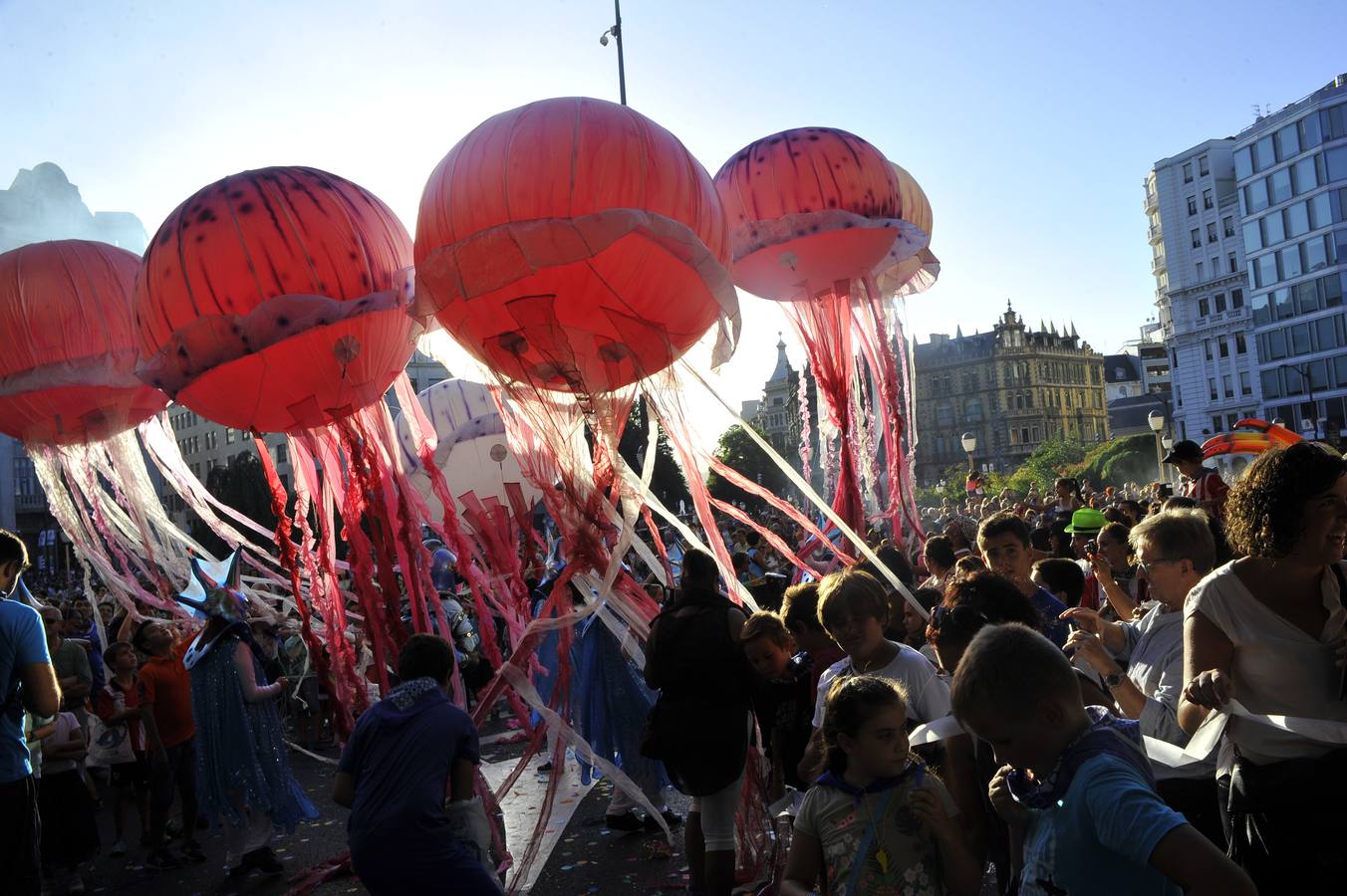 El desfile de la Ballena llena de color Bilbao