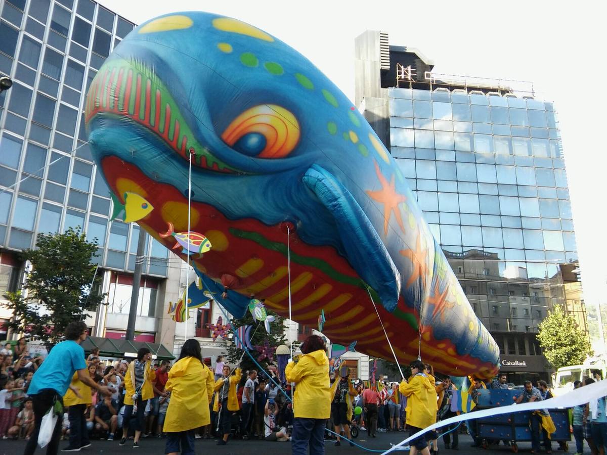 El desfile de la Ballena llena de color Bilbao