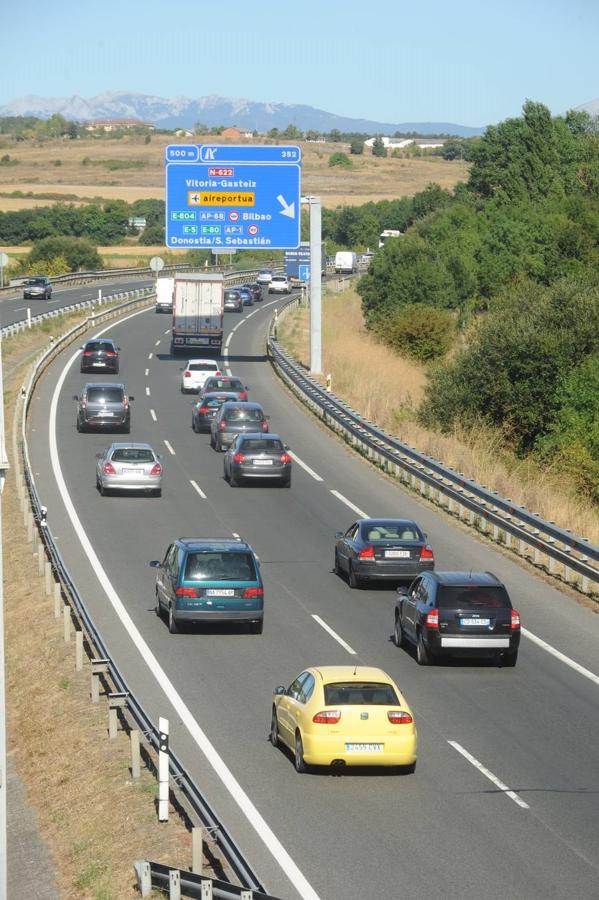 Retenciones y tráfico lento en Álava