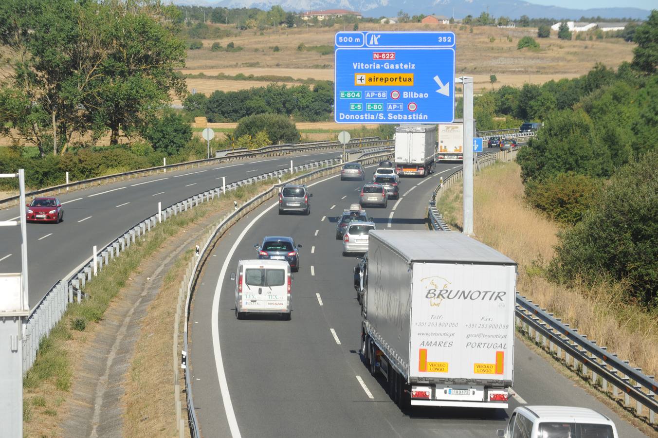 Retenciones y tráfico lento en Álava