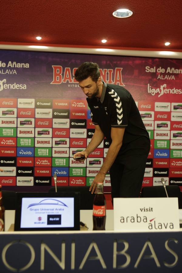 Bargnani, presentado como nuevo jugador baskonista