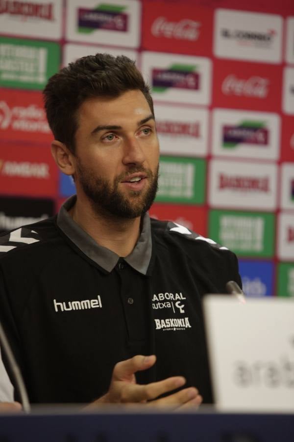 Bargnani, presentado como nuevo jugador baskonista
