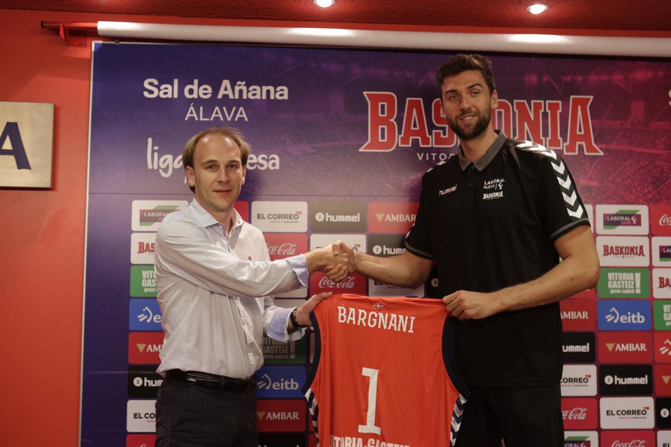 Bargnani, presentado como nuevo jugador baskonista