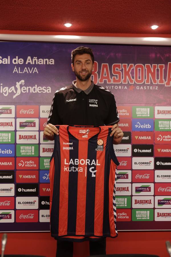 Bargnani, presentado como nuevo jugador baskonista
