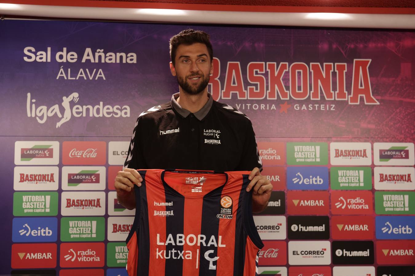 Bargnani, presentado como nuevo jugador baskonista