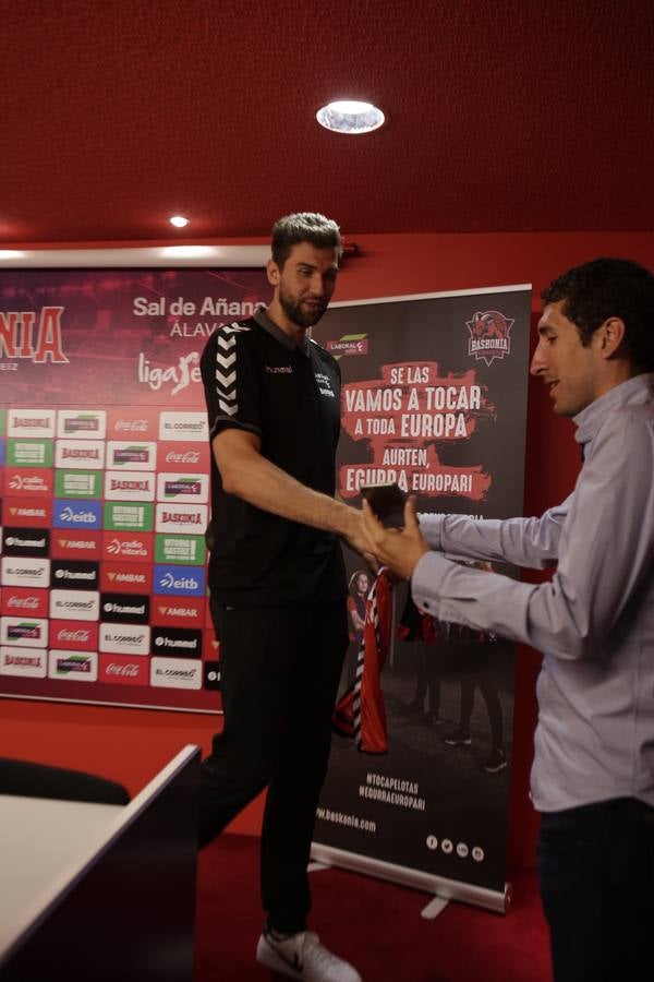 Bargnani, presentado como nuevo jugador baskonista