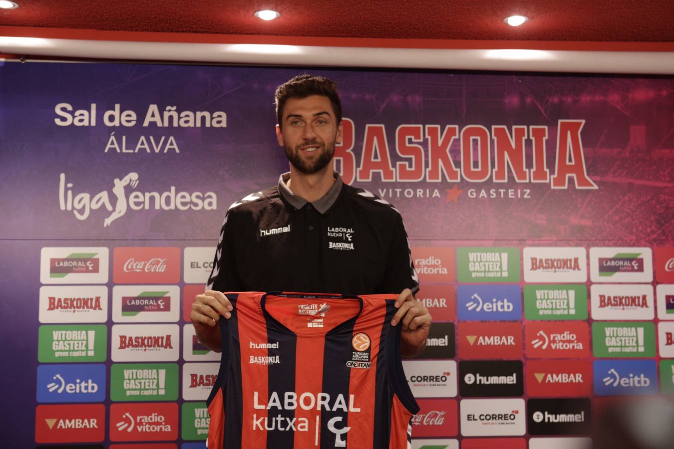 Bargnani, presentado como nuevo jugador baskonista