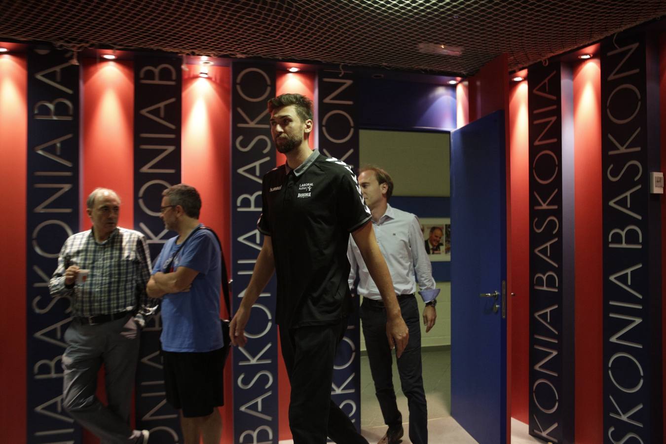 Bargnani, presentado como nuevo jugador baskonista