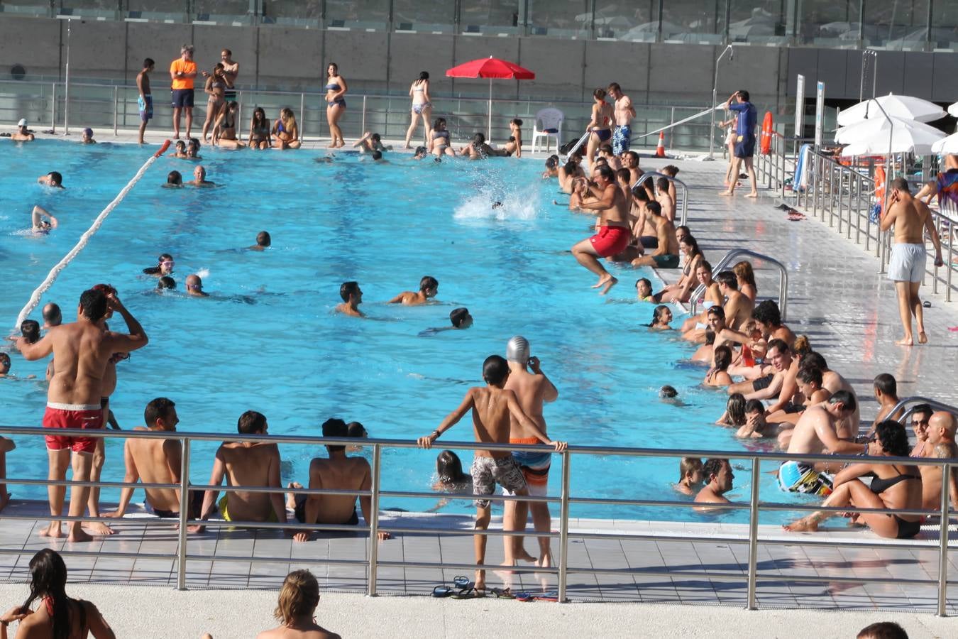 Vitoria se refugia de las altas temperaturas en las piscinas