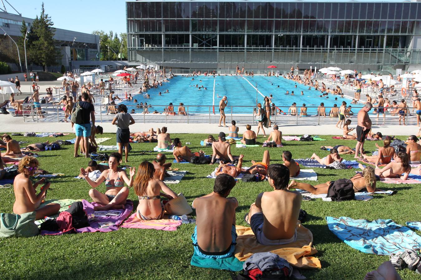 Vitoria se refugia de las altas temperaturas en las piscinas