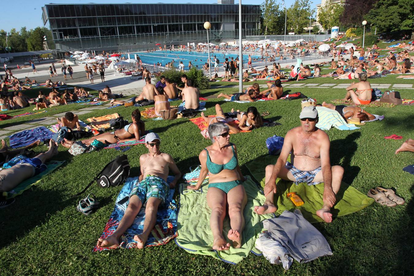 Vitoria se refugia de las altas temperaturas en las piscinas