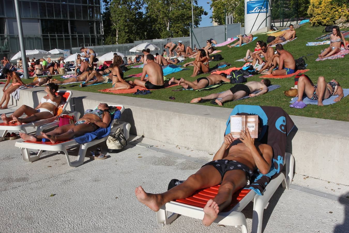 Vitoria se refugia de las altas temperaturas en las piscinas