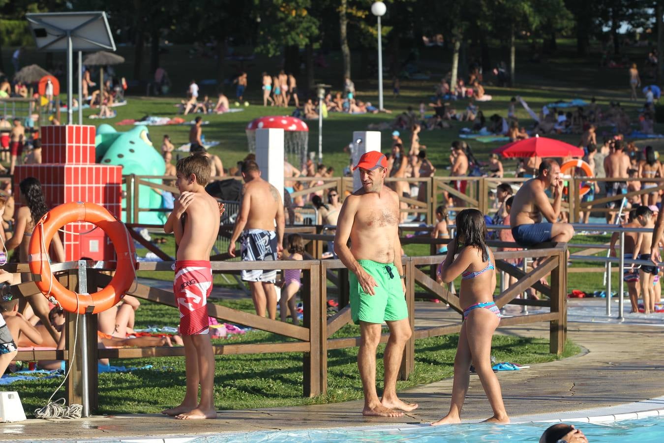 Vitoria se refugia de las altas temperaturas en las piscinas
