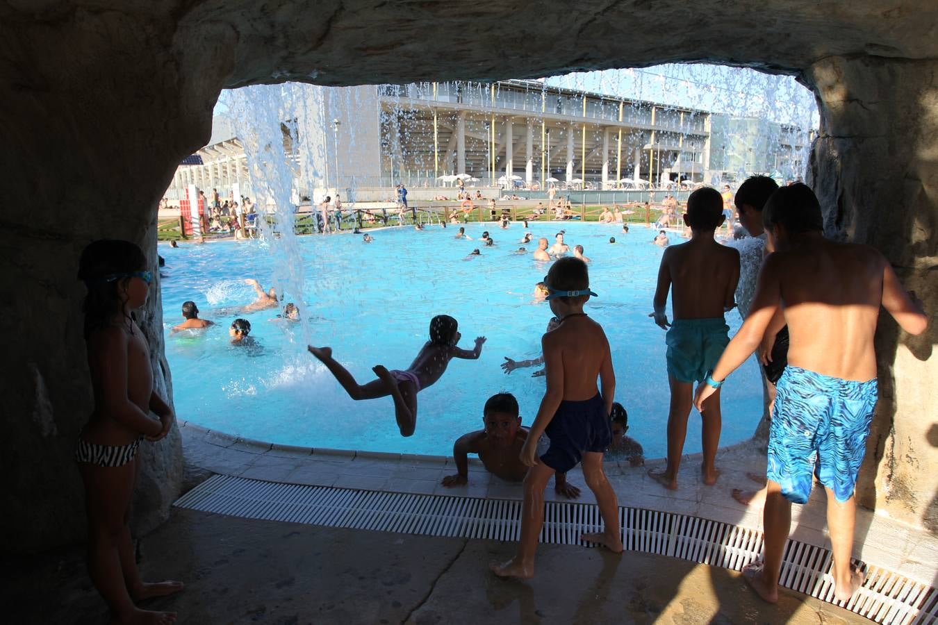 Vitoria se refugia de las altas temperaturas en las piscinas
