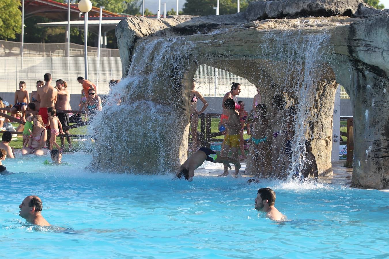 Vitoria se refugia de las altas temperaturas en las piscinas