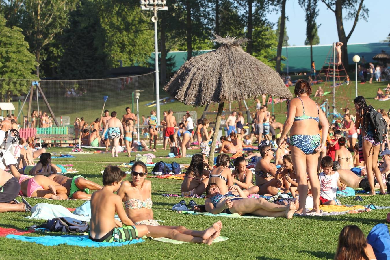 Vitoria se refugia de las altas temperaturas en las piscinas