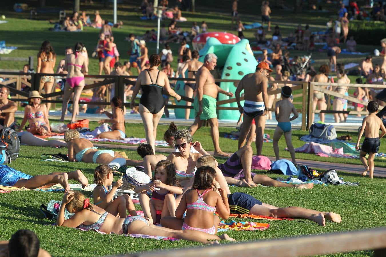 Vitoria se refugia de las altas temperaturas en las piscinas