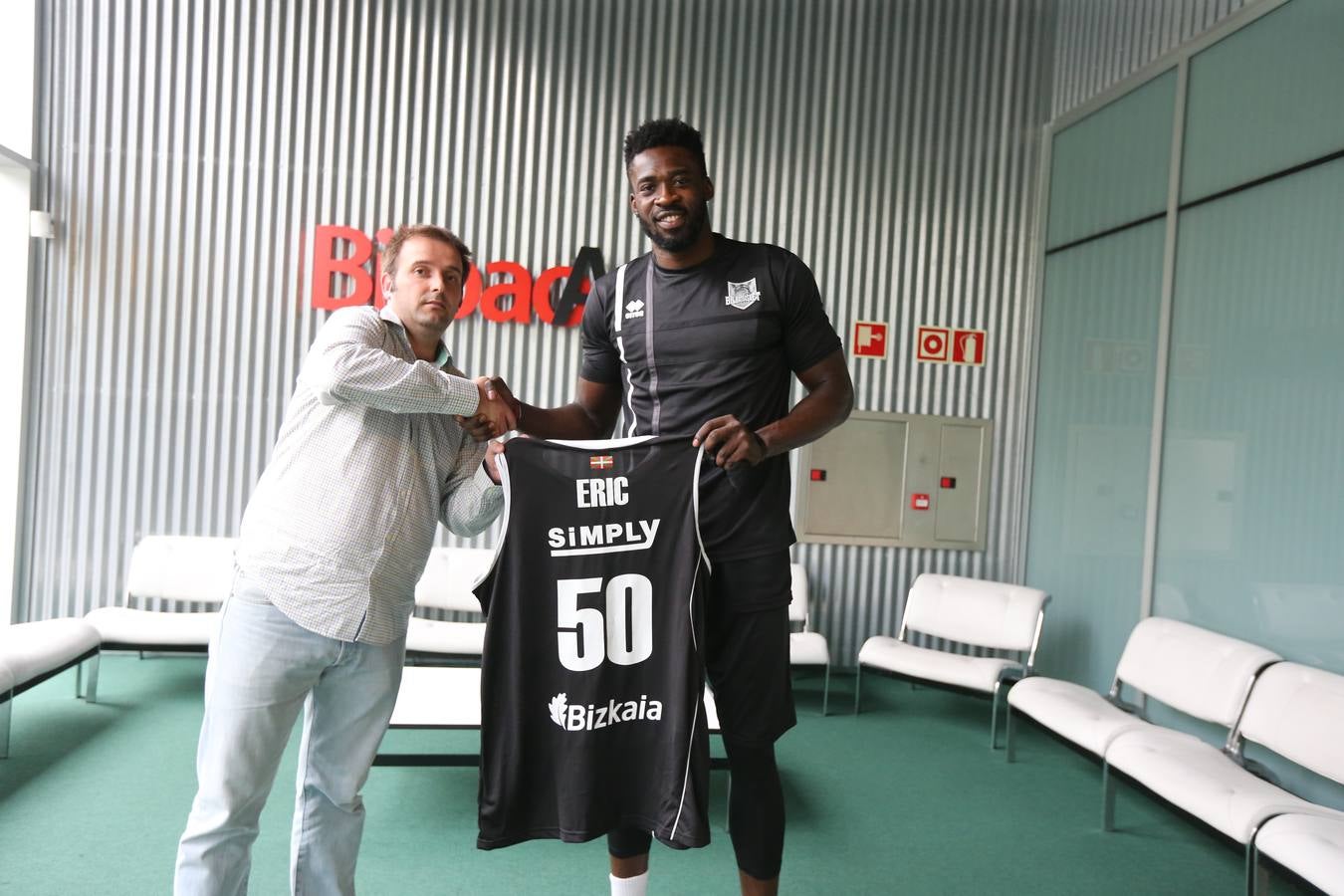 La presentación de Micheal Eric como jugador del Bilbao Basket, en imágenes