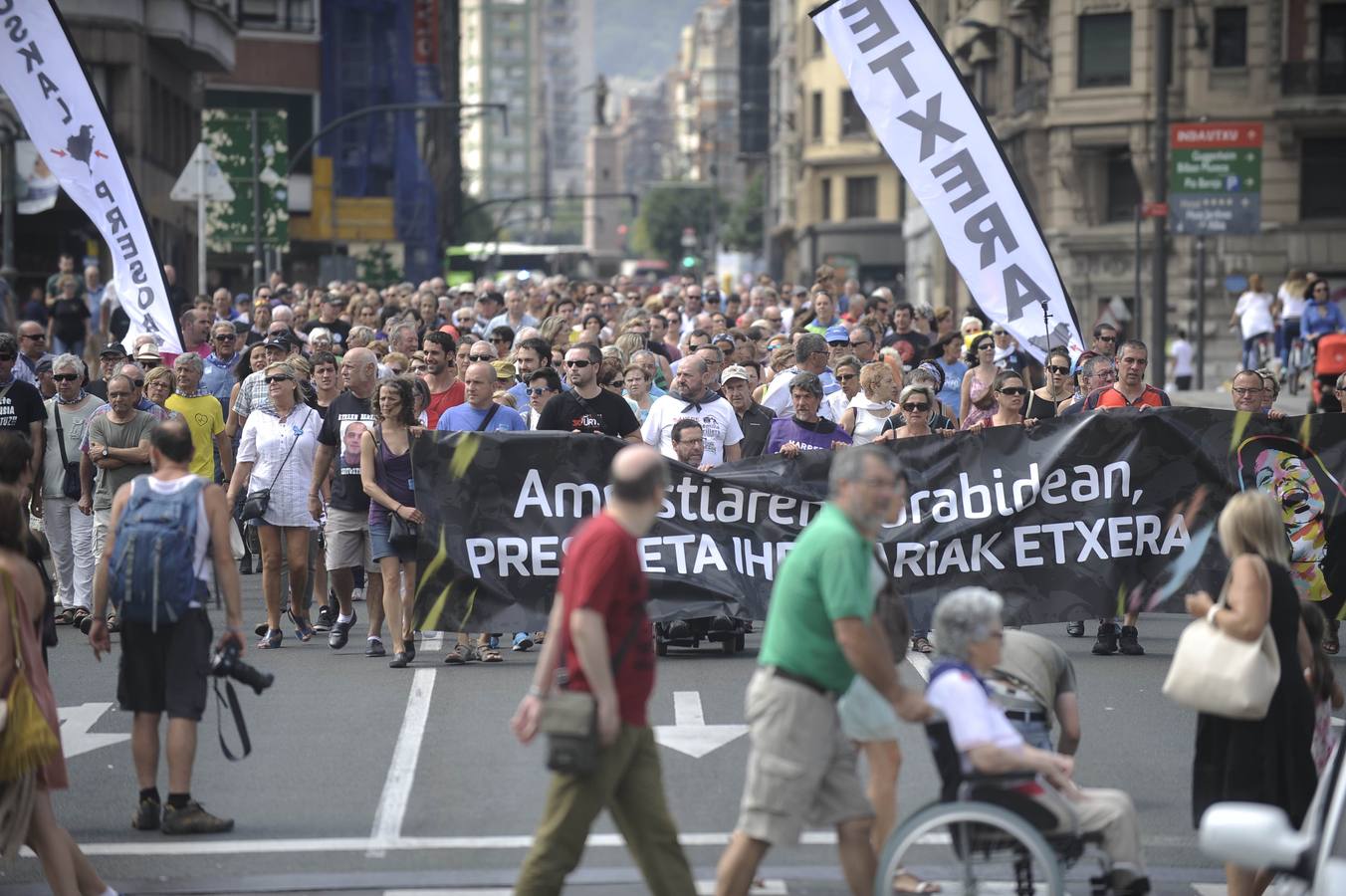 Miles de personas piden en Bilbao la amnistía para los presos y huidos de ETA