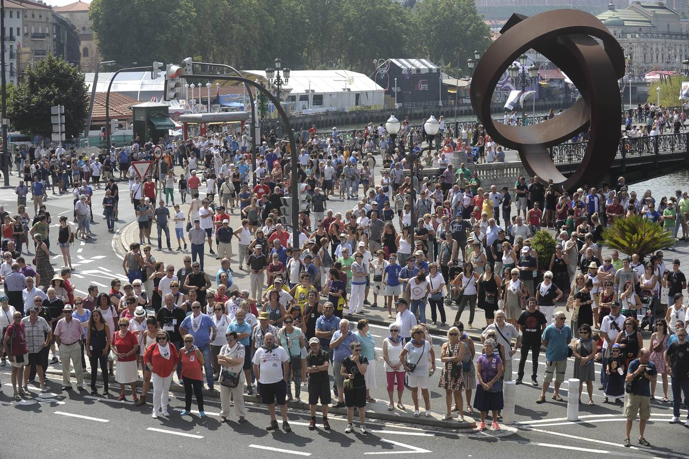 Miles de personas piden en Bilbao la amnistía para los presos y huidos de ETA