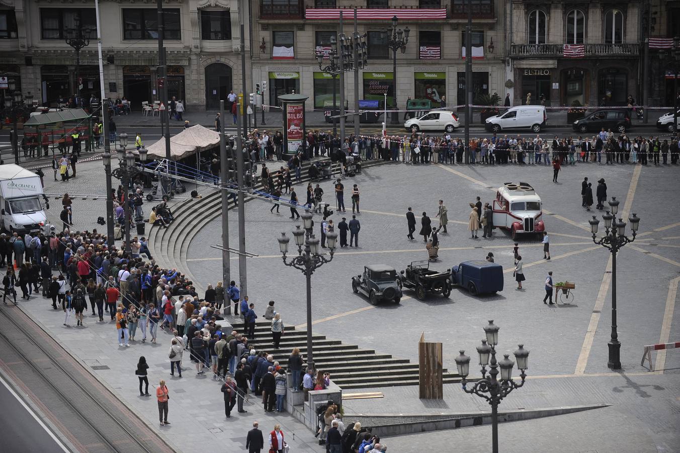 Rodaje de 'Gernika' en la plaza del Teatro Arriaga y en el Arenal de Bilbao. 
