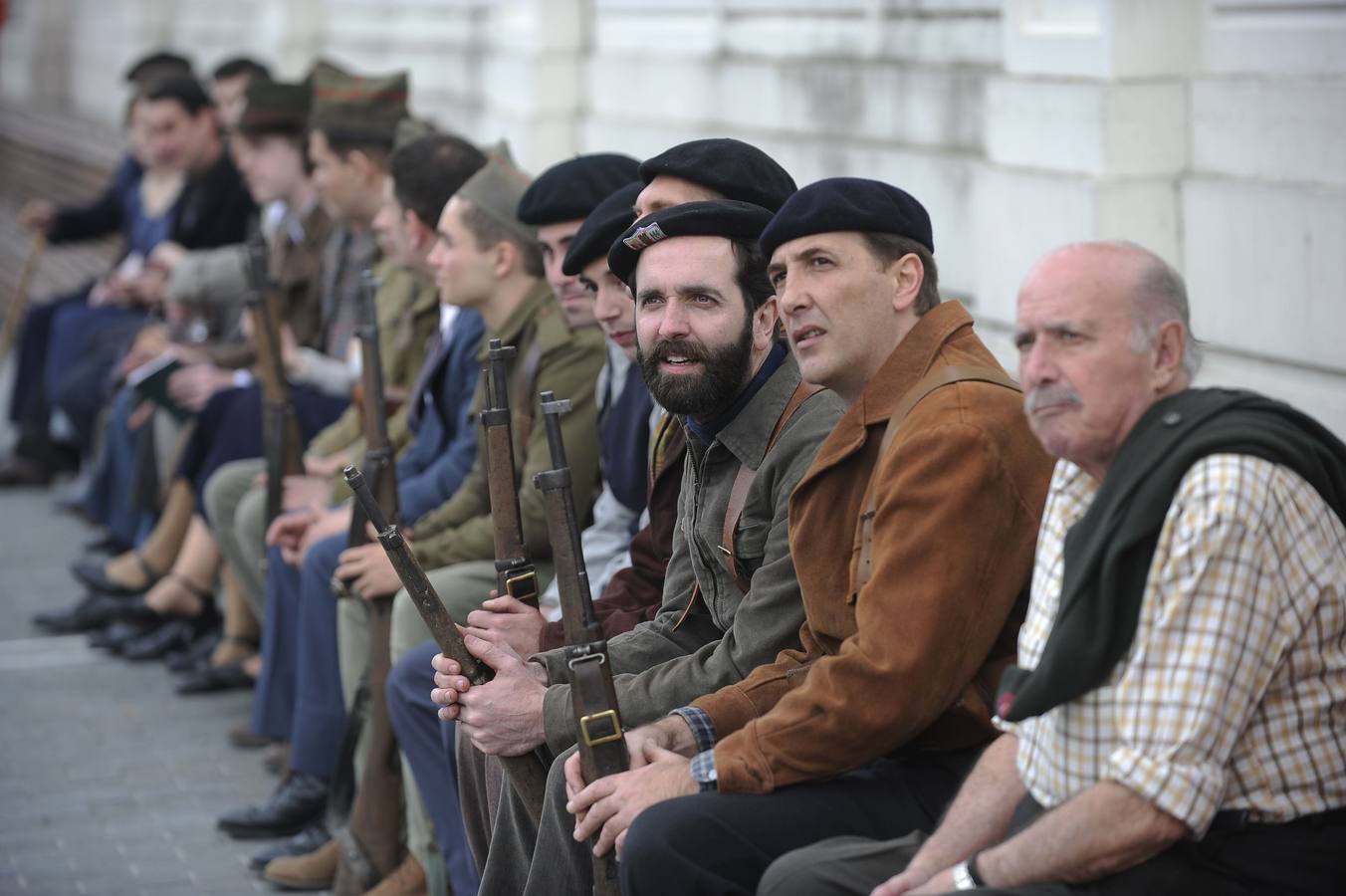 Rodaje de 'Gernika' en la plaza del Teatro Arriaga y en el Arenal de Bilbao. 