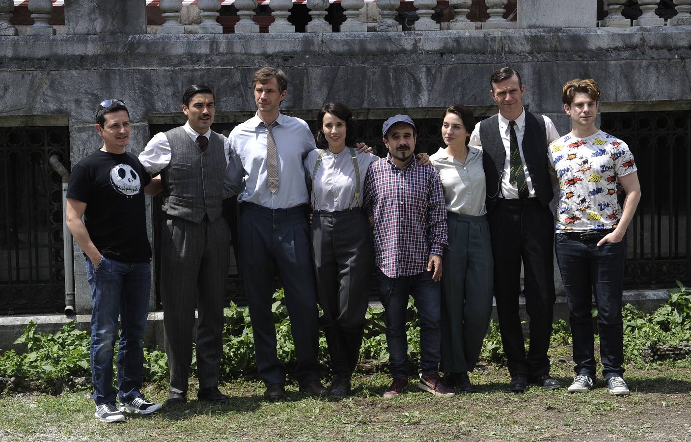 El reparto junto al director Koldo Serra (cuarto por la derecha) durante el rodaje de 'Gernika' en el palacio Munoa de Barakaldo. 
